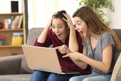 2 Mädels am Notebook